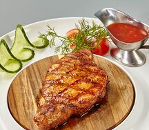 Стейк из свинины с овощами и томатным соусом