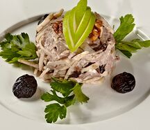 Салат из утки с яблоками, черносливом, и ореховым соусом