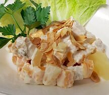 Салат из курицы, с ананасом, сыром и миндалем