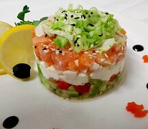 Салат из лосося, авокадо и сыра