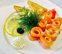 Филе лосося с творожным сыром и тостами