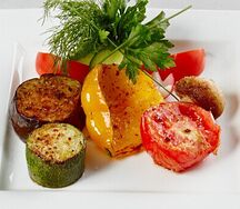 Овощи гриль с грибами и соусом