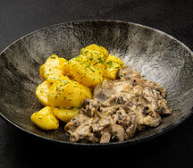 Бефстроганов с грибами и картофелем