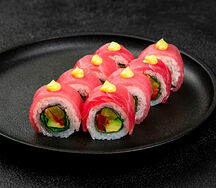 Ролл с тунцом и соусом манго