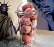 Стакан свежей клубники в розовом шоколаде