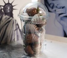 Стакан клубники в молочном шоколаде