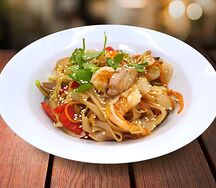 Лапша Wok рисовая с курицей и креветками