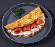 Омлет с лососем и сливочным сыром