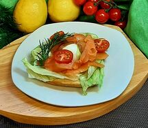 Тост с лососем и яйцом пашот