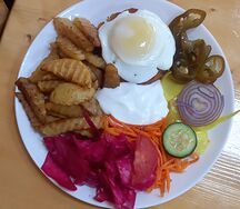 Бифштекс с яйцом и картошкой по-домашнему