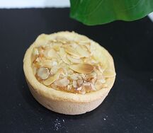 Корзинка с миндалем