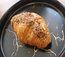 Круассан с карамелью