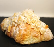 Круассан с миндалем