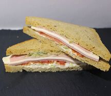 Сэндвич с говядиной и томатами