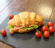 Круассан с красной рыбой