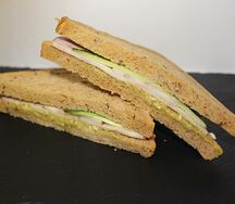 Сэндвич ржаной с индейкой и греческим соусом