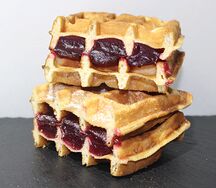Вафля бельгийская с вишневой начинкой