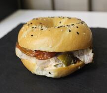 Бейгл с бужениной и овощами гриль