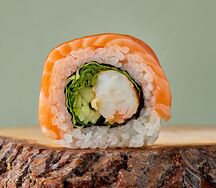Ролл с лососем и креветкой темпура