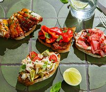 Брускетта с крабом и авокадо