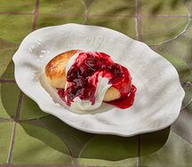 Сырники со сметанным кремом и вишней