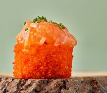 Острый ролл с лососем