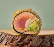 Ролл в темпуре с лососем, креветкой и тунцом