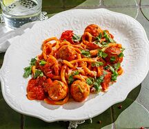 Паста с фрикадельками в томатном соусе