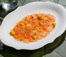 Карпаччо из лосося с манговым соусом