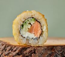 Ролл в темпуре с лососем
