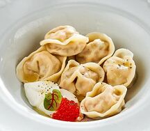 Пельмени с лососем и тушеной капустой