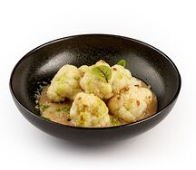 Цветная капуста с ореховым соусом и пармезаном