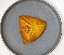 Пирожок с ветчиной и сыром