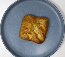 Пирожок с курицей и грибами