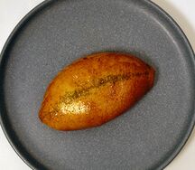 Пирожок с рисом, яйцом и зеленым луком