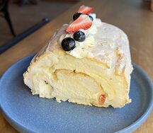 Меренговый рулет со свежими ягодами