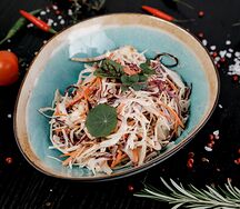 Коул Слоу с ореховым соусом