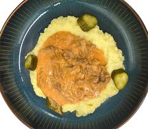 Бефстроганов с картофельным пюре и корнишонами