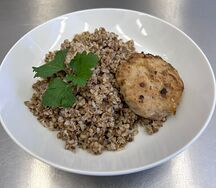 Мясная котлета с гречкой