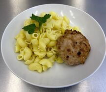 Мясная котлета с макаронами