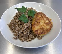 Куриная котлета с гречкой