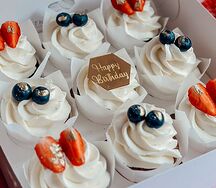 9 Капкейков Happy Birthday с клубникой и голубикой 