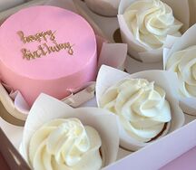 Набор Бенто-торт и 5 капкейков розовый торт (любая надпись)