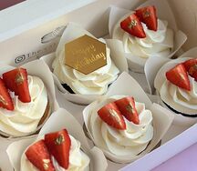 Капкейки с клубникой Happy Birthday