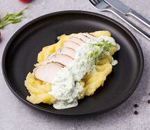 Запеченная куриная грудка в сливочном соусе с картофельным пюре
