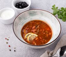 Солянка мясная с копченостями
