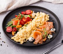 Омлет Скрэмбл с лососем и овощами