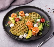 Вафли с лососем, авокадо, сливочным сыром и шпинатом