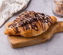 Круассан с бананом и шоколадом