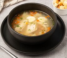Куриный суп с домашней лапшой и перепелиным яйцом